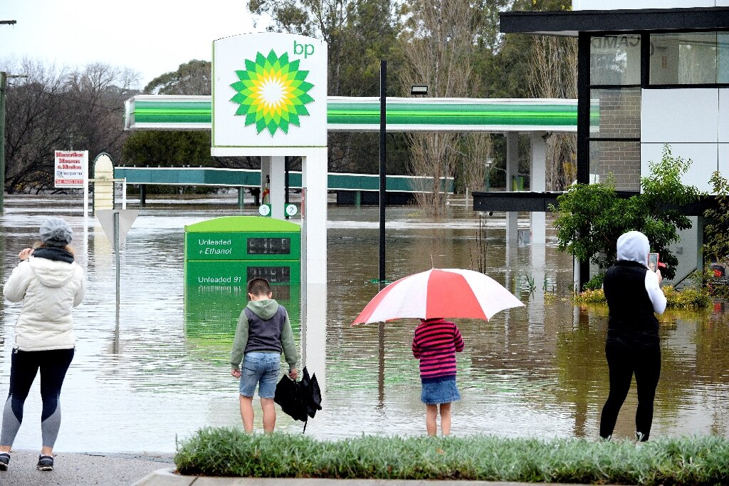 Thousands evacuate from 'dangerous' Sydney floods