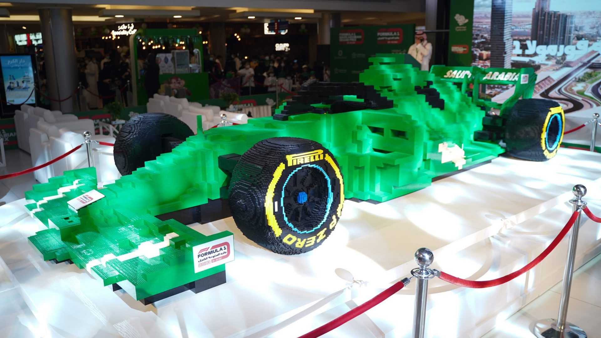Watch 500,000 Bricks Become World's Largest Lego Formula 1 Car