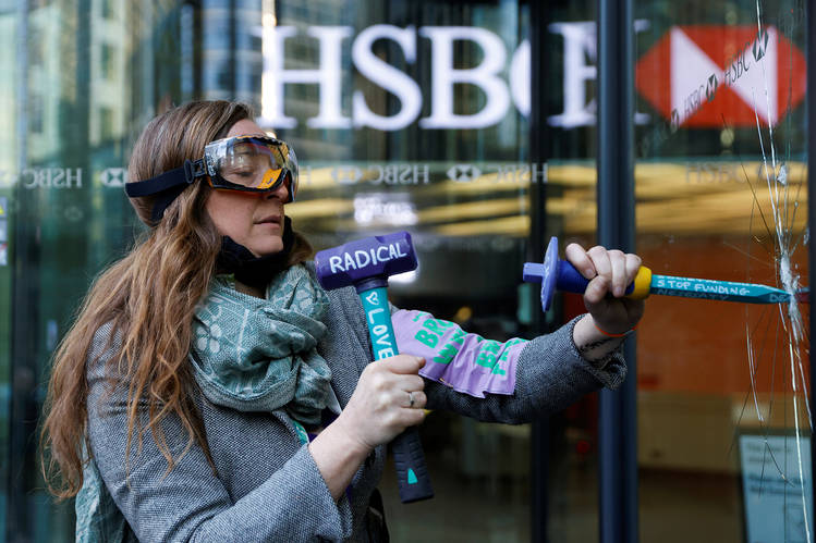 Extinction Rebellion smashes windows at HSBC Canary Wharf HQ
