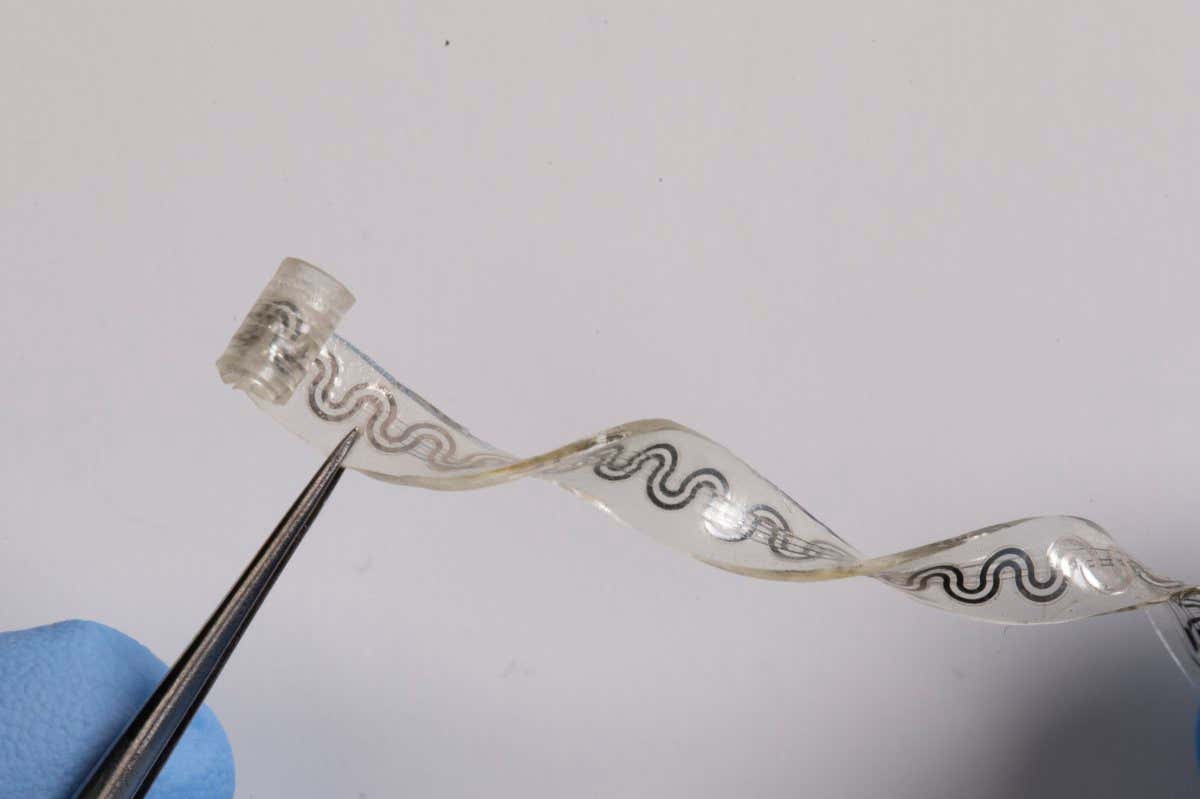 Implantable device blocks pain by chilling nerves inside the body