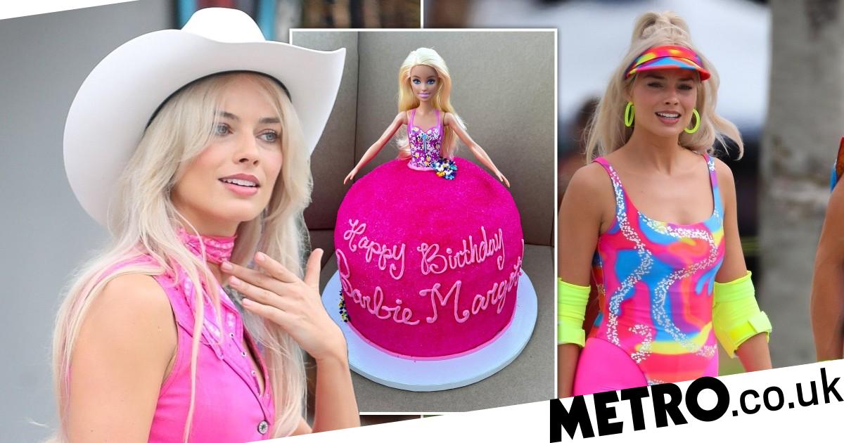 Of course Margot Robbie celebrated 32nd birthday with classic Barbie cake