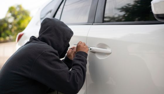 Photo of Mother of Draggings: Suspected Car Thief Caught A Fade At The Barbershop, Dragged By His Dreadlocks When Tracked Down By The Owner [VIDEO]